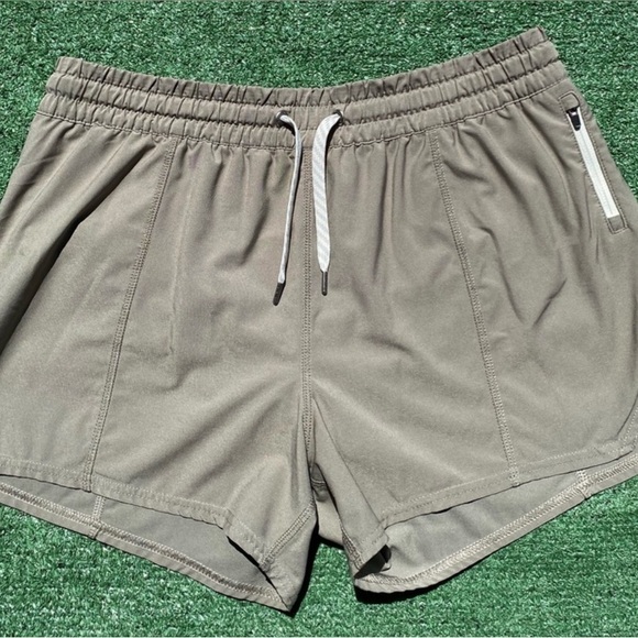 NWT W’s Vuori Lg Clementine 4” Short in Light Oregano. Packaging unopened! - Picture 8 of 8